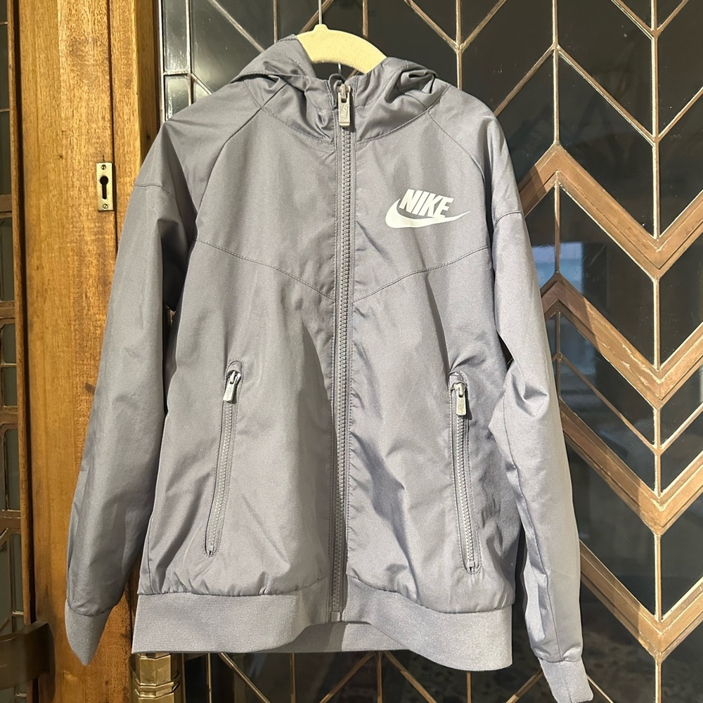 Nike Light Grey Full-Zip Kids Windbreaker Size 6-7 yrs in very great condition
